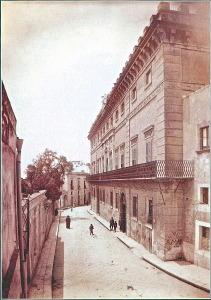 Antica fotografia di Palazzo S.Giacomo. Si notino il portone d'accesso e di fronte il giardino, oggi scomparso, dietro al muro di cinta.