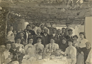 Colazione in campagna della famiglia Fatta 1910 circa; a d.Virginia seduta e Giovanni, autore della foto