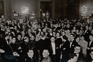 al Foyer del Teatro Massimo, circa 1939. Al centro Vittoria, e dietro Giovanna San Martino con la figlia M. Francesca de Gregorio in abito rosa
